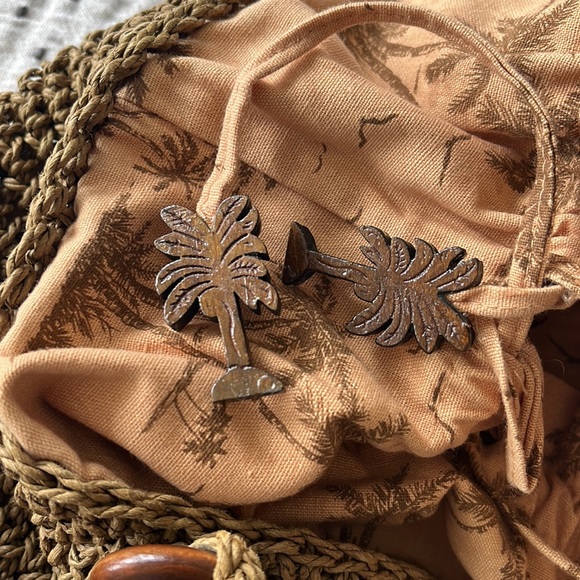 Cappelli Straworld Straw Cinched Tote Bag Island Print Wooden Palm Tree Charms - Picture 6 of 11